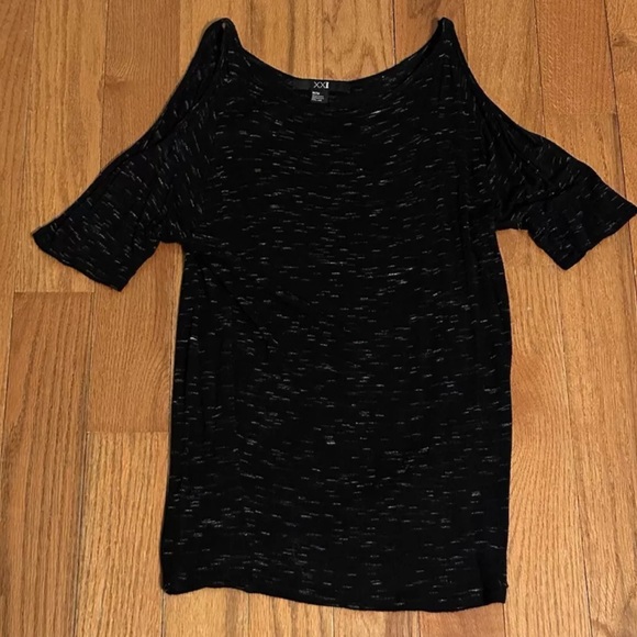 Forever 21 Tops - XXI Forever 21 Black And White Cold Shoulder Top Size Medium